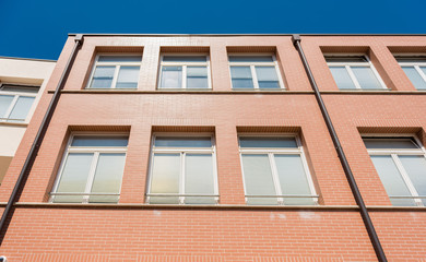 Edificio con finestre