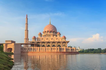 Fototapeten Putra Mosque located in Putrajaya city, Malaysia © Noppasinw