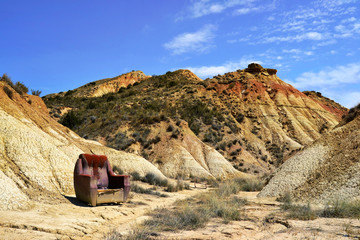 Sofa abandonado en las Bardenas Reales