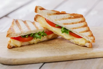 Foto auf Acrylglas Snack gegrillter Sandwichtoast mit Tomaten und Käse