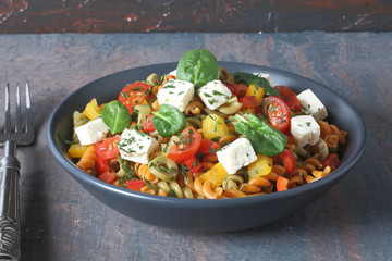 pasta italiana con verdure e pomodori