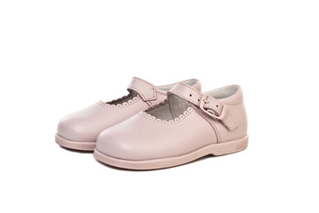 Zapato para niñas de color rosa sobre fondo blanco aislado. Vista de frente