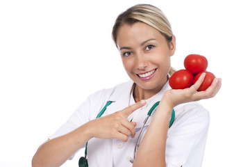 Junge Frau im Arztkittel mit Tomaten