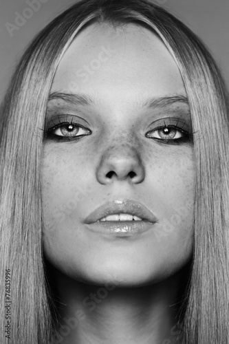 kartinki-blondinki-v-cherno-belom-tsvete-foto-zhenshin-s-ukradennih-telefonov