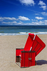 Roter Strandkorb am Meer an der Nordsee