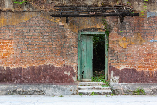 Decrepit door in Cochin, India