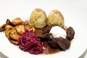 Hirschgulasch mit Semmelknödel, Rotkraut und Kräuterseitlingen