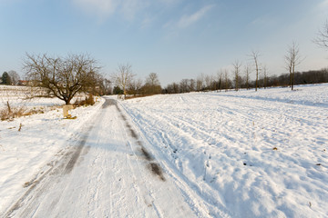 Fototapeta na wymiar Chemin dans la neige