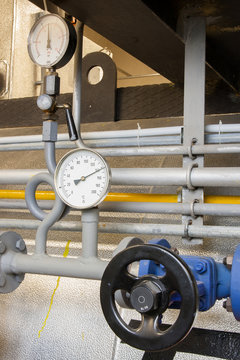 Manometer pressure gas line with valve