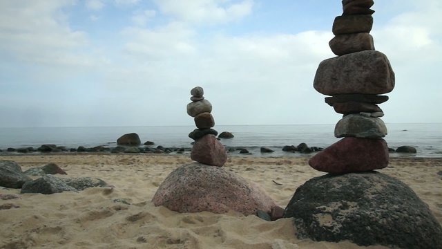 Strand mit Steinskulpturen
