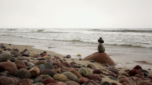 Steinskulptur am Ostseestrand auf R&uuml;gen