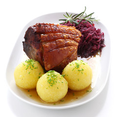 Schäufele mit Kartoffelkloß und Blaukraut
