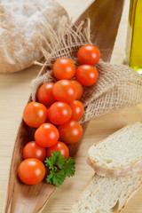 Ciabatta und Kirschtomaten