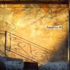 Obraz premium Yellow wall and curly shadow