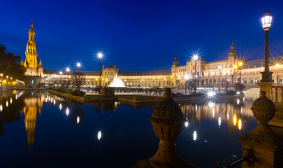 Obraz premium nocny widok Plaza de Espana z odbiciami