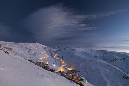 Vista nocturna de la estación de esquí de Sierra Nevada
