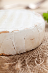 Weichkäse auf Holzbrett