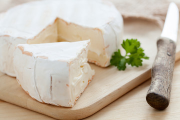 Weichkäse auf Holzbrett