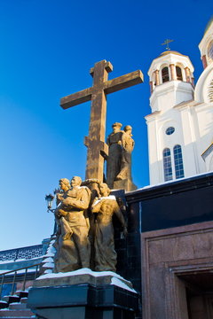 Екатеринбург. Храм-на-крови. Памятный монумент царской семье