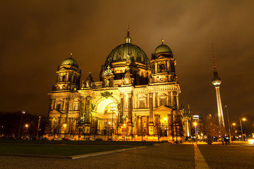 Fototapeta na wymiar Berliner Dome at night