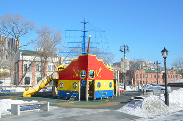 Детская площадка на набережной Владивостока зимой