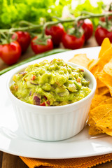 Tortilla-Chips mit Guacamole - tortilla chips with guacomole