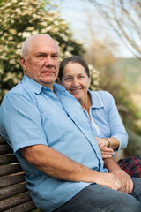 Obraz premium couple sitting on bench