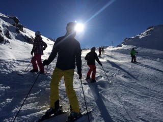skifahren im sonnenschein