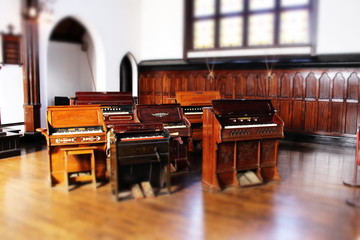 ステンドグラスとピアノ