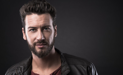 Naklejka premium Fashionable man posing