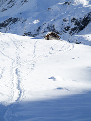 Fototapeta na wymiar mountain hut in the snow