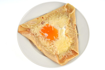 Au-dessus d'une assiette de crêpe œuf et fromage