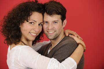 Obraz premium happy couple on red background