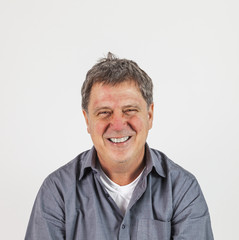 Fototapeta premium dorywczo inteligentny uśmiechnięty człowiek w studio