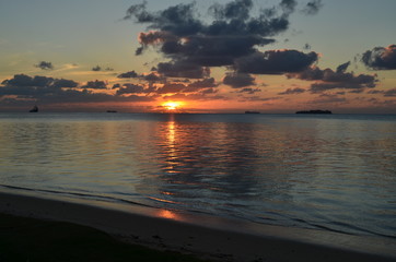 Naklejka premium Bright sunset at the beach