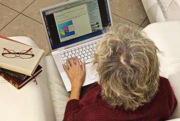 donna computer dall'alto