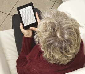 donna lettura e-reader