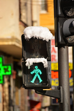 semaforo en verde con nieve en invierno