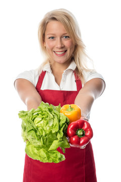 Hausfrau präsentiert frisches Gemüse