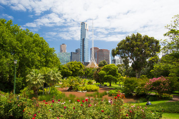 Naklejka premium Melbourne Skyline Thru Queen Victoria Gardens