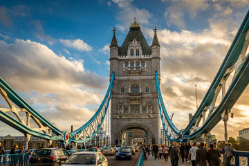 Fototapeta na wymiar Tower Bridge en fin de journée avec sa circulation à Londres, en Angleterre, au Royaume-Uni