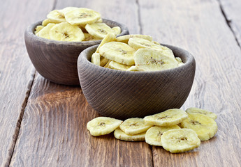 Suszone banany w drewnianych miskach © CUKMEN