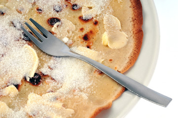Gros plan sur une crêpe beurre sucre