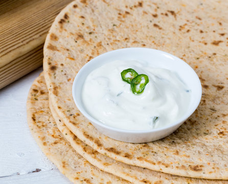 Tsatsiki auf Pita in einer Schale