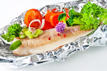 Fisch und Gemüse in Folie