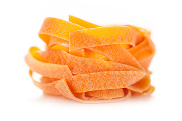 tagliatelle auf weissem hintergrund 