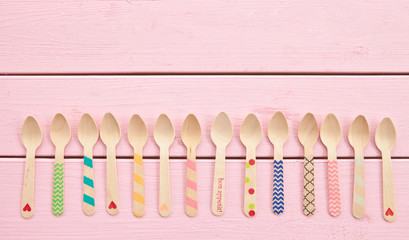 Bunte Loeffel auf Rosa