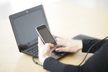 Person gleicht Daten ab