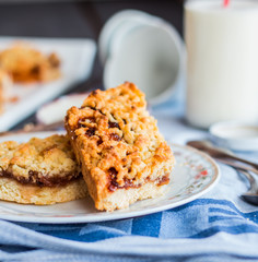 Pie in the short pastry with orange jam and milk