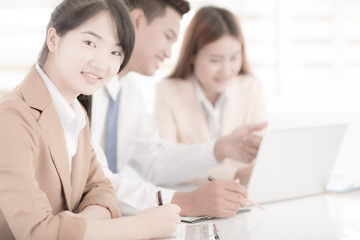 Obraz premium Business people discussing the charts and graphs showing the res